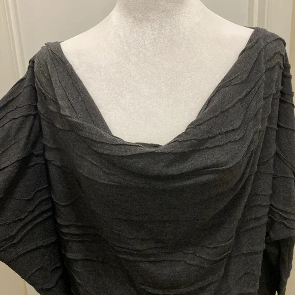 Beautiful dark gray quarter sleeve top in EUC - Picture 2 of 5